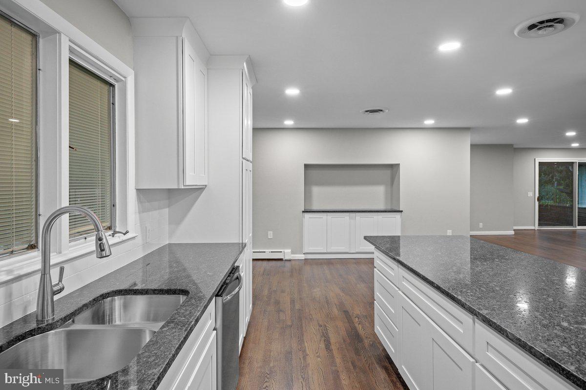 17 Perry Drive Ewing, NJ 08628 - Photo 8 of 45