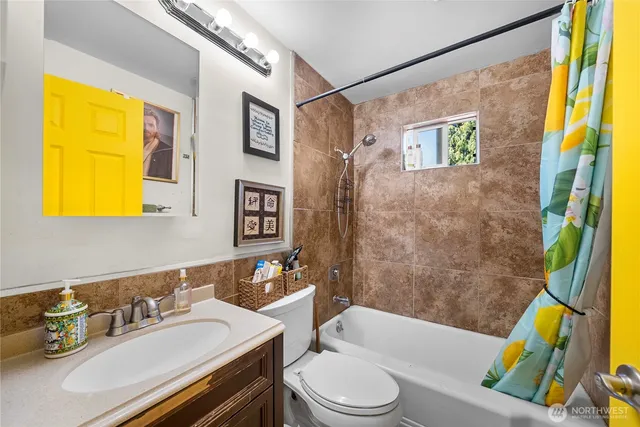 $950,000 | 17563 12th Avenue Northeast, Shoreline, WA 98155