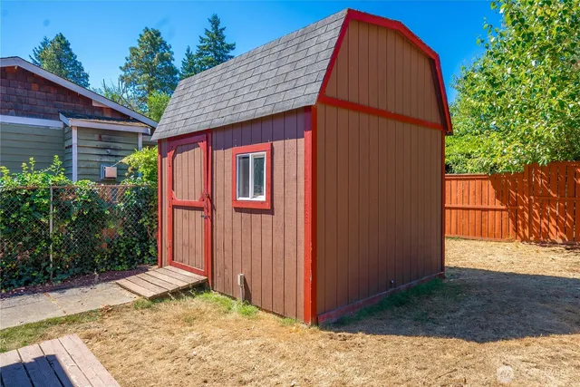 a black and white photo of a city