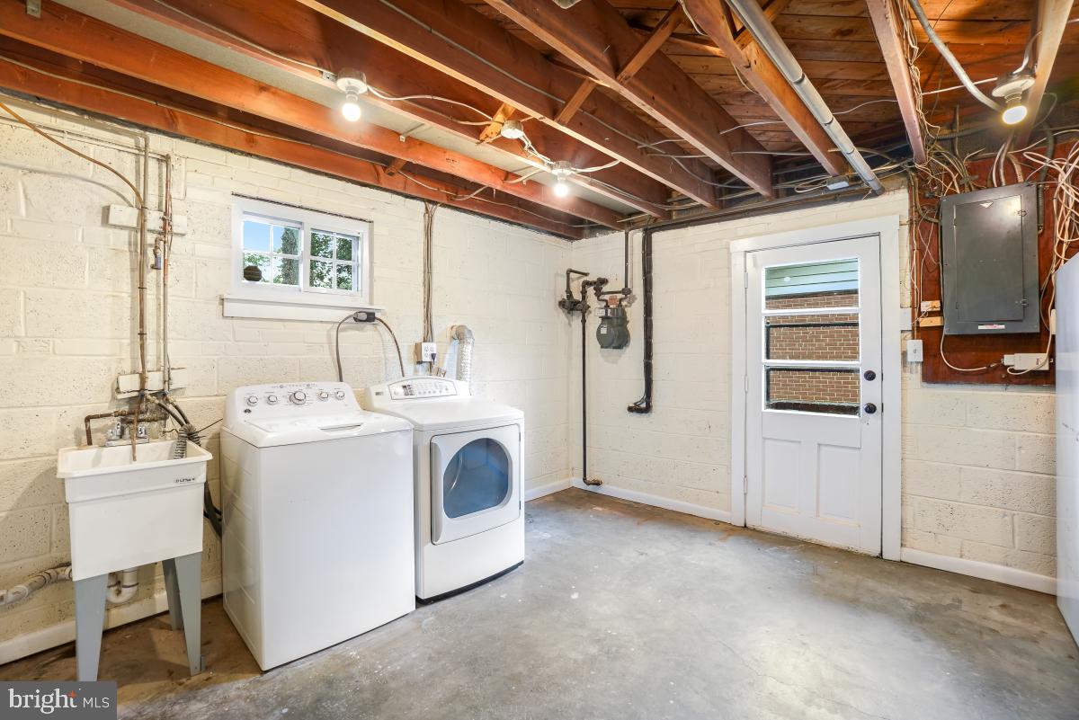 804 Gregorio Drive Silver Spring, MD 20901 - Photo 26 of 33 a utility room with dryer and washer