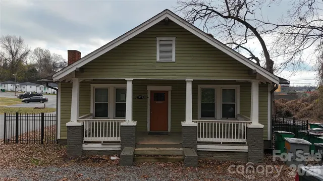 a view of a house with back yard