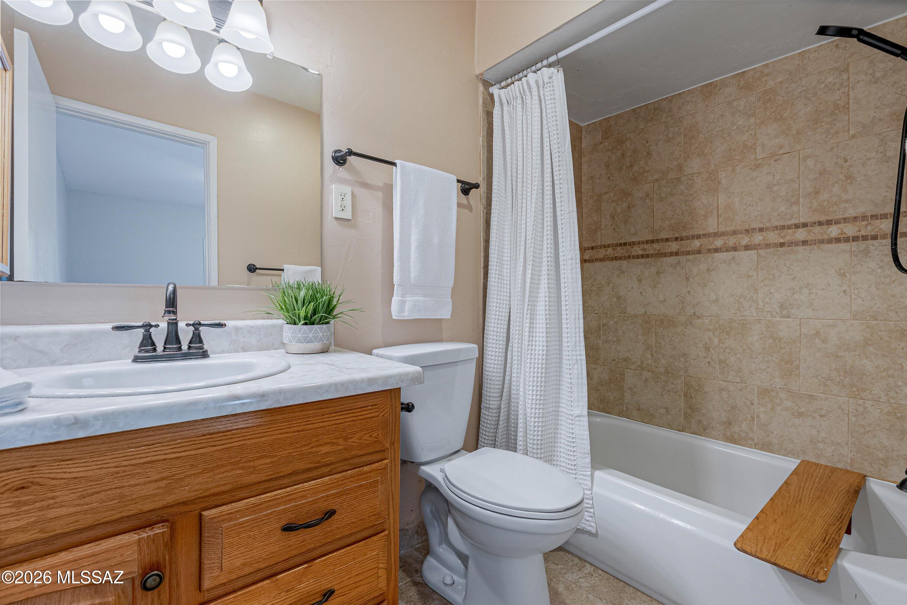 3750 North Country Club Road, Unit 5 Tucson, AZ 85716 - Photo 31 of 38 Primary Bathroom
