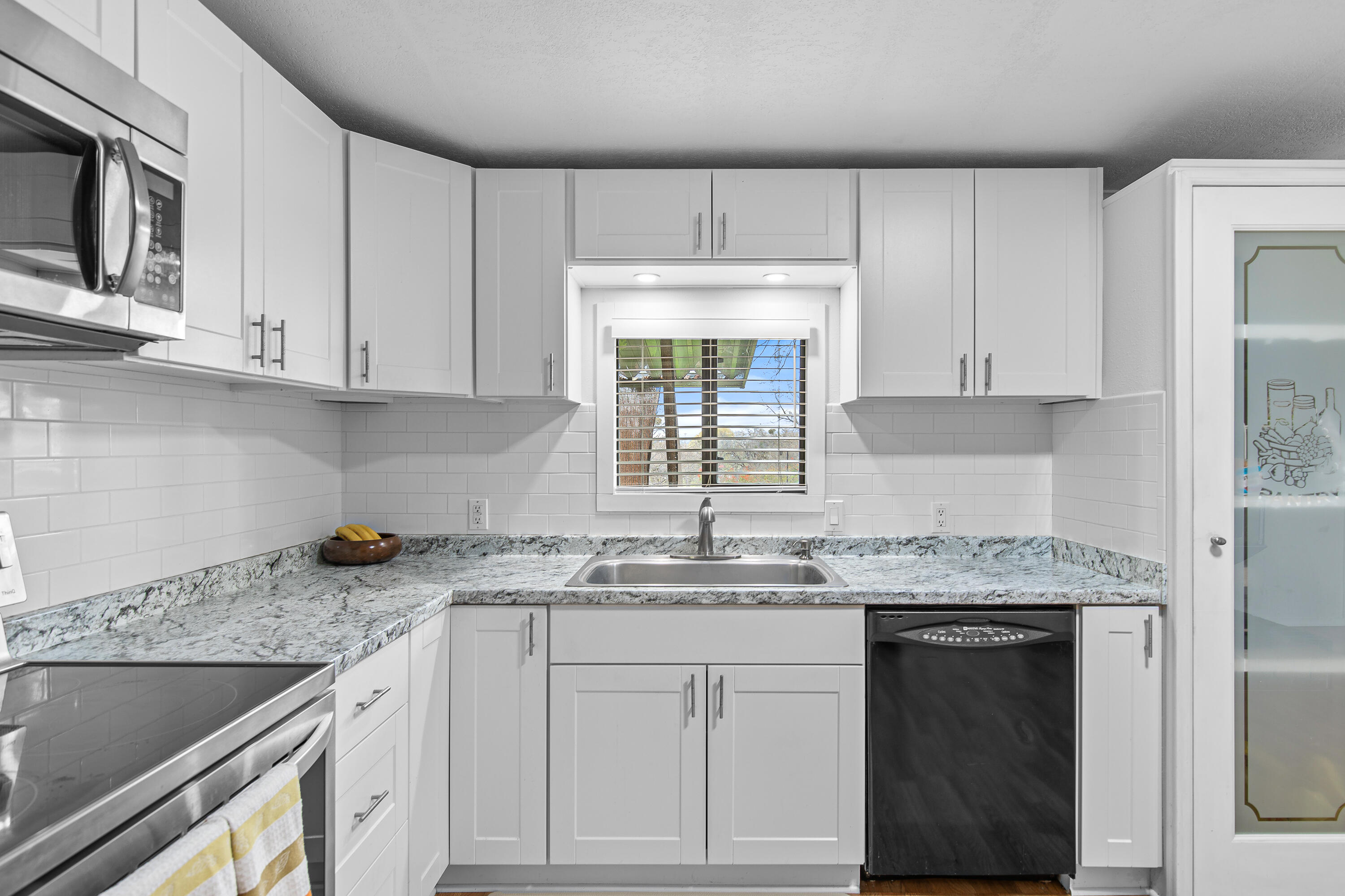 349 Capri Drive Eagle Point, OR 97524 - Photo 29 of 54 9R9A7547