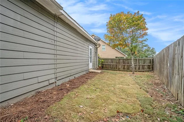 a view of a backyard