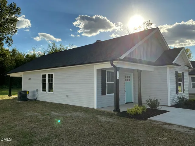 a view of backyard of house