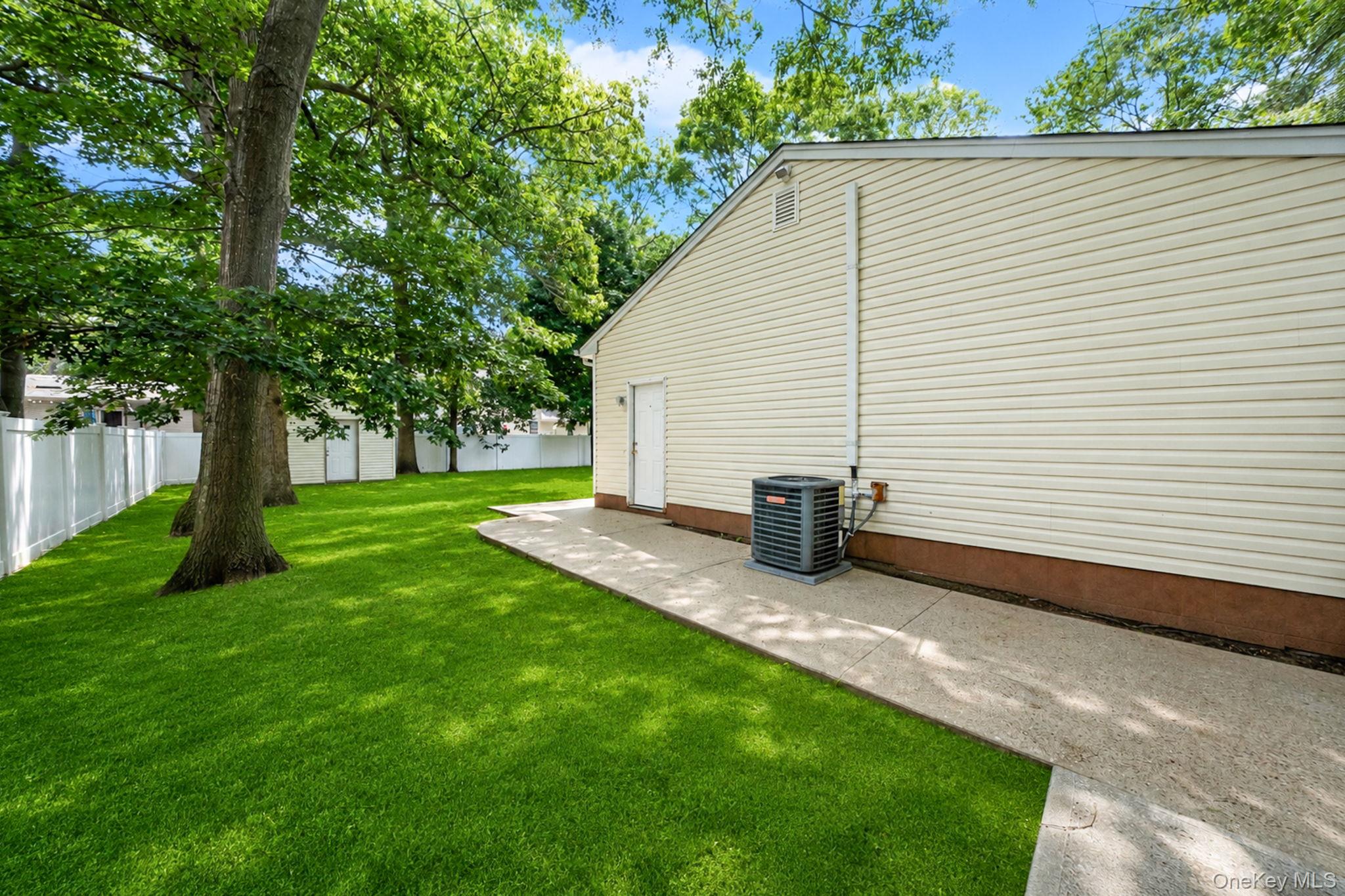 25 Heston Road Shirley, NY 11967 - Photo 10 of 38