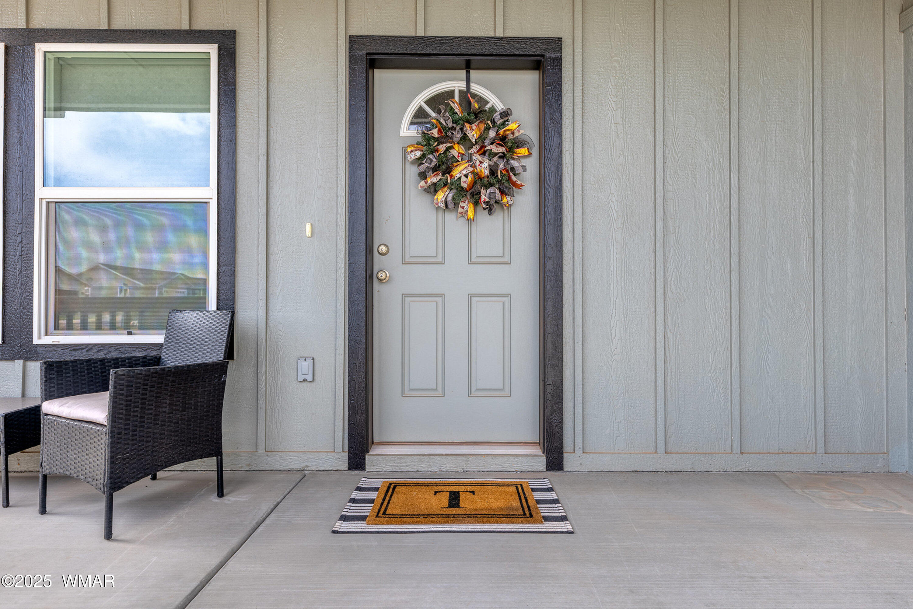 799 Cobble Lane Taylor, AZ 85939 - Photo 4 of 34 a view of front door with couch