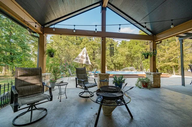 a view of an outdoor kitchen