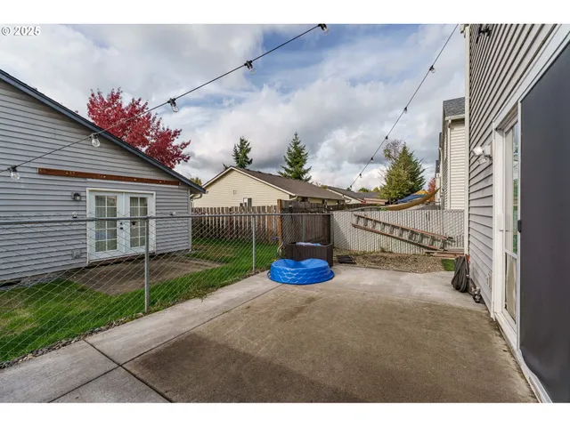 a view of an house with backyard and garage