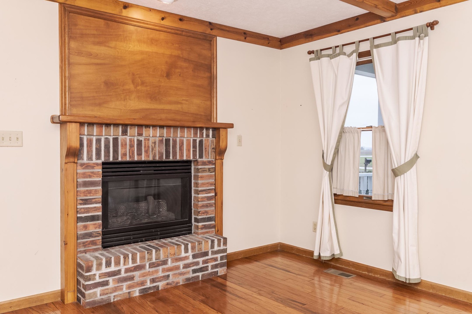 1402 East Indiana Avenue Pontiac, IL 61764 - Photo 5 of 54 a view of an empty room with wooden floor and a window