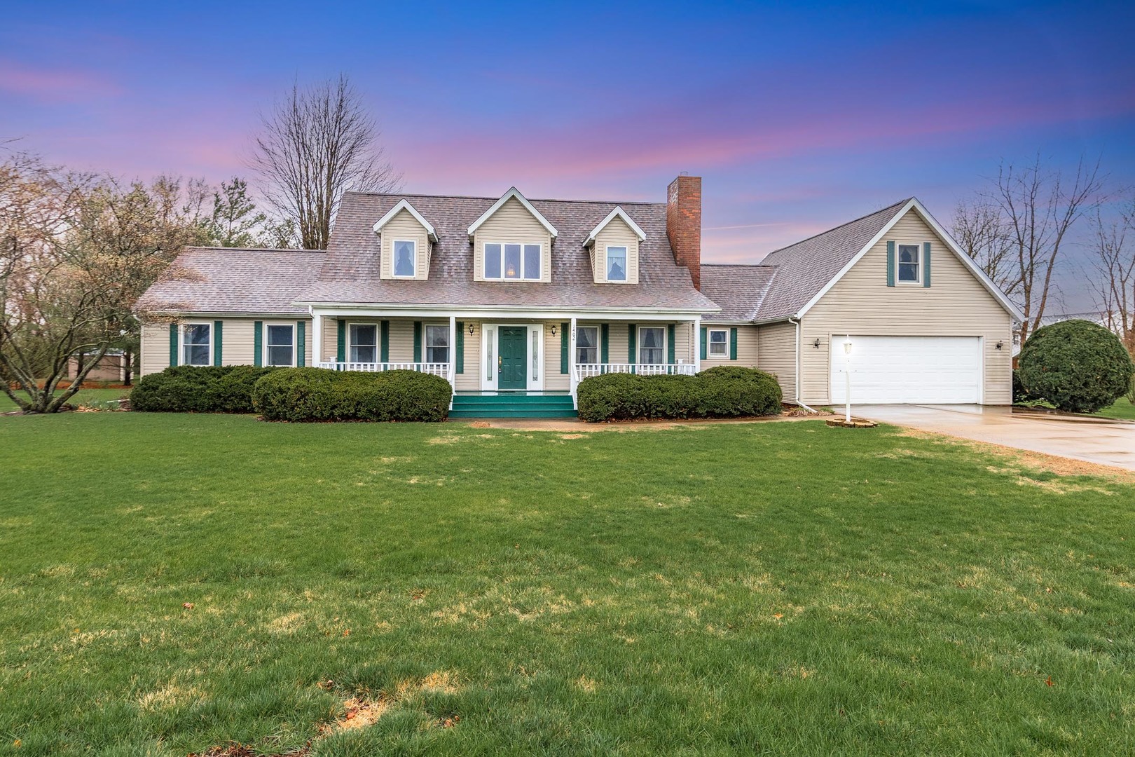 1402 East Indiana Avenue Pontiac, IL 61764 - Photo 54 of 54 a front view of a house with a garden