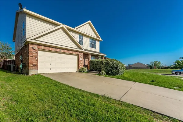 a view of an house with backyard and garden