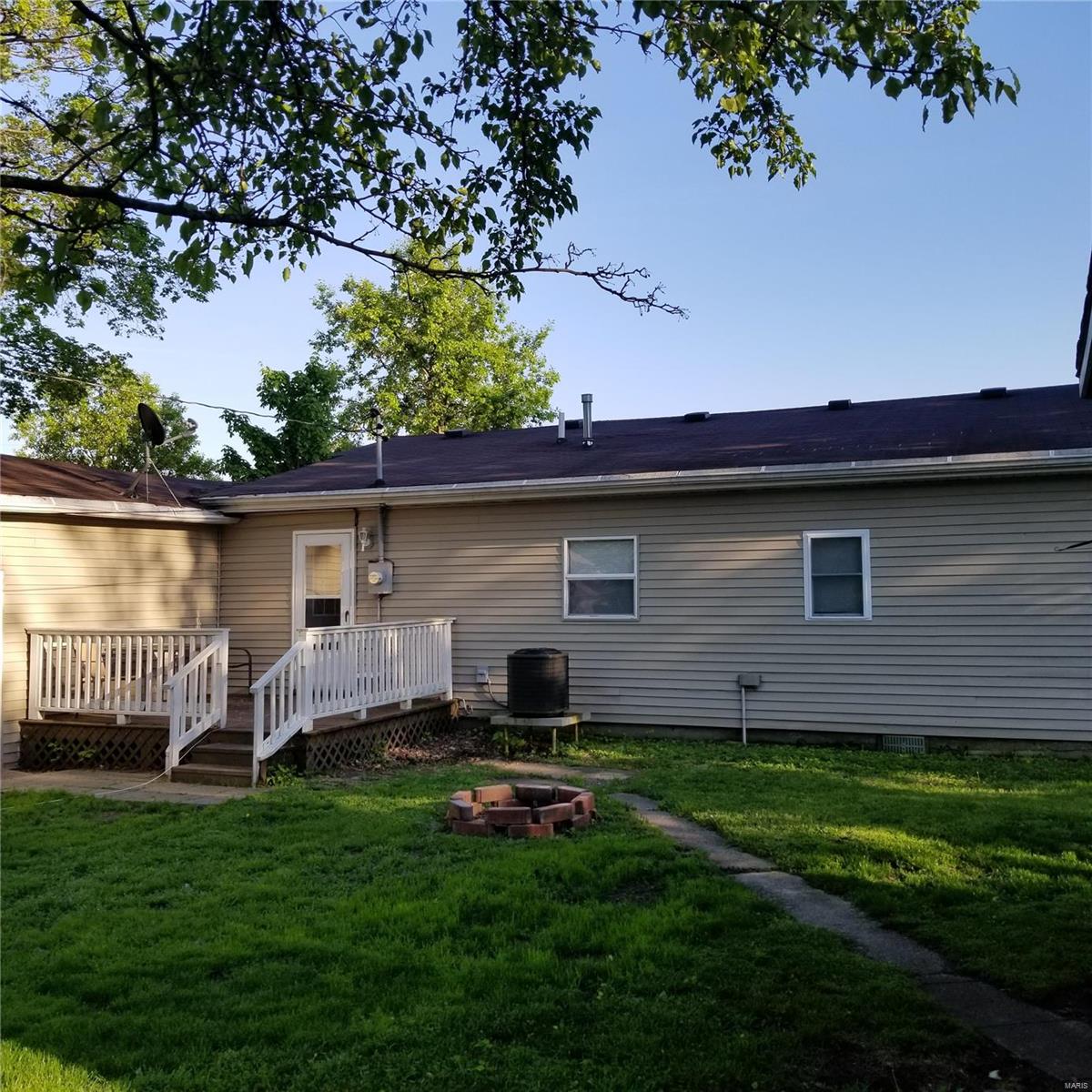 1008 Maple Carrollton, IL 62016 - Photo 3 of 15 Gallery Image 3
