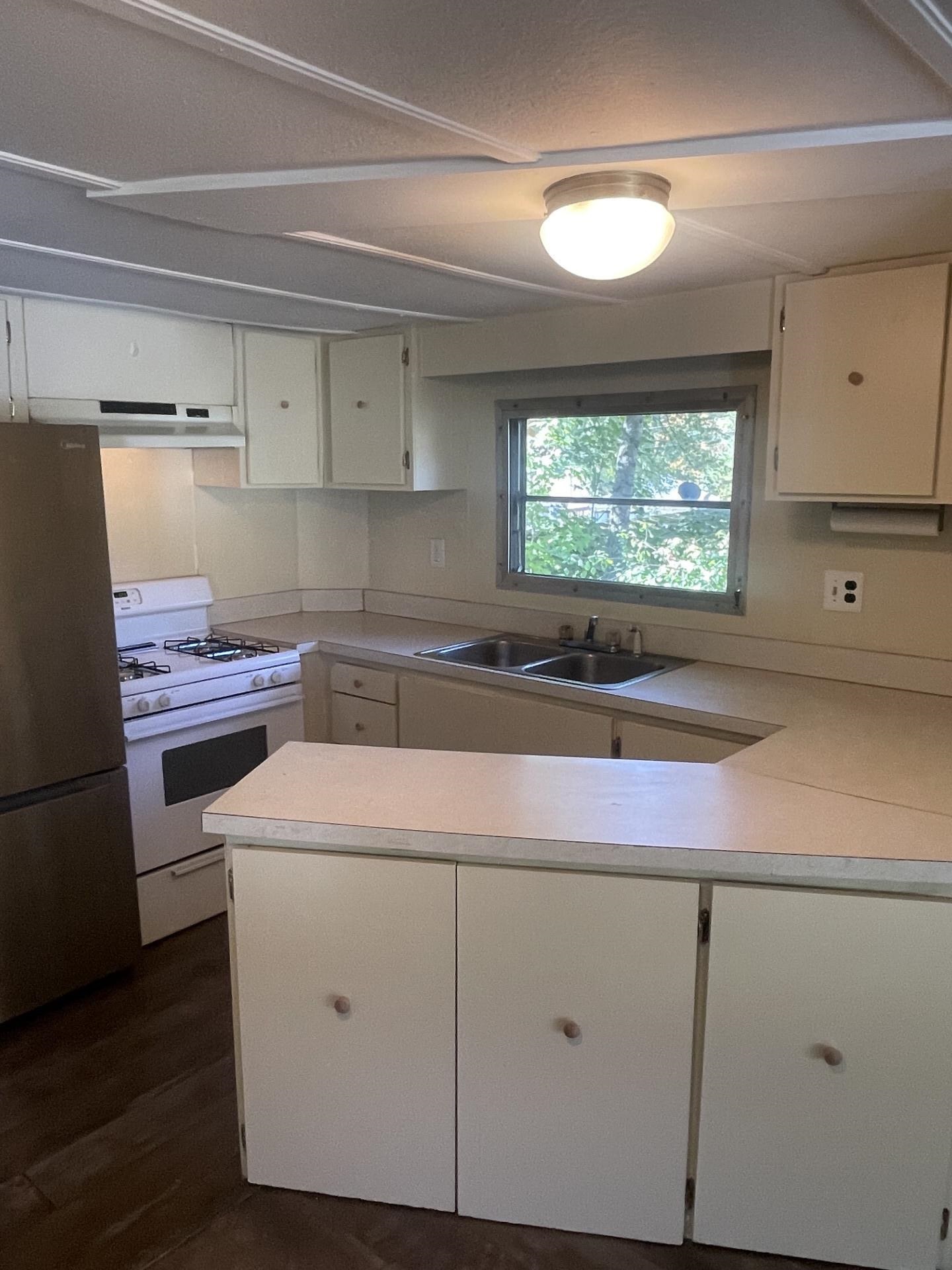 19 Embassy Avenue Hooksett, NH 03106 - Photo 5 of 11