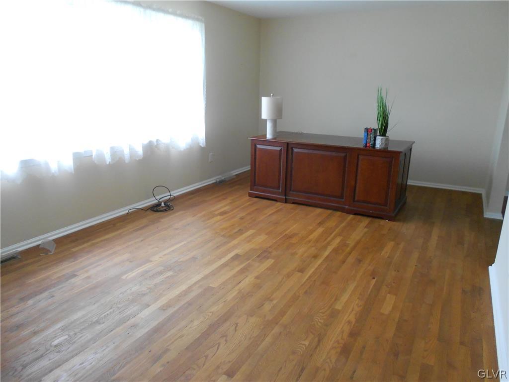 8 Barrel Run Road Quakertown, PA 18951 - Photo 3 of 31 Living room
