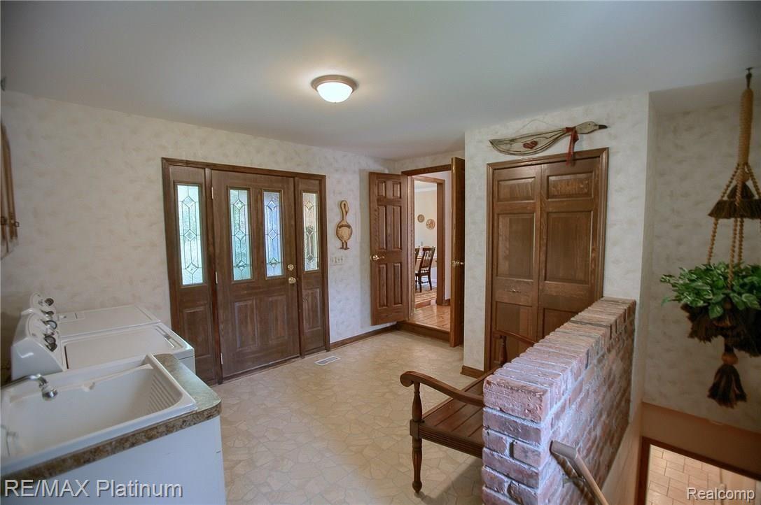 534 Newton Road Brighton, MI 48114 - Photo 30 of 42 LAUNDRY ROOM/MUD ROOM