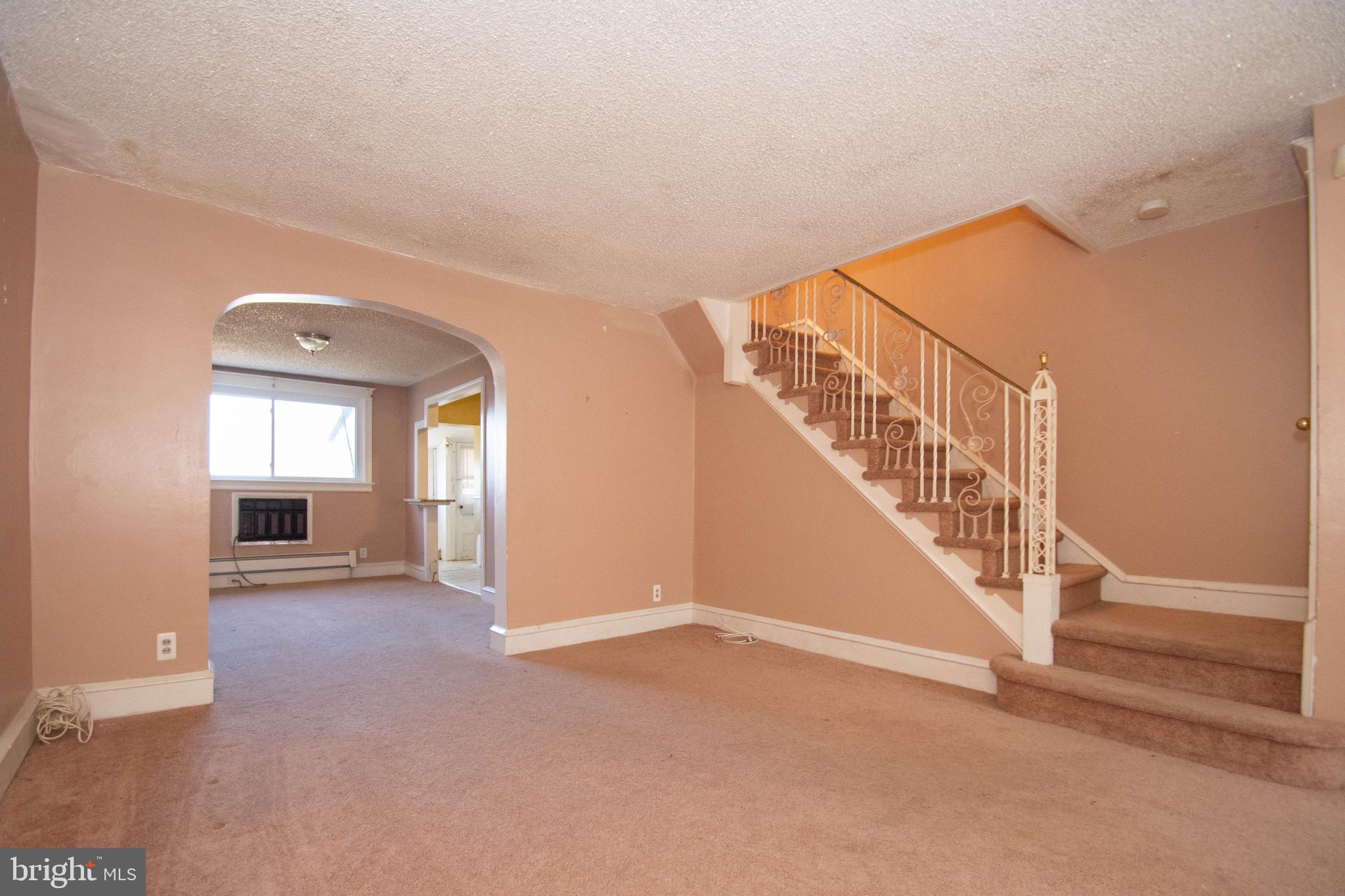 534 Glendale Road Upper Darby, PA 19082 - Photo 7 of 18 Living Room