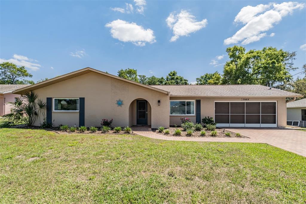 a view of a house with backyard