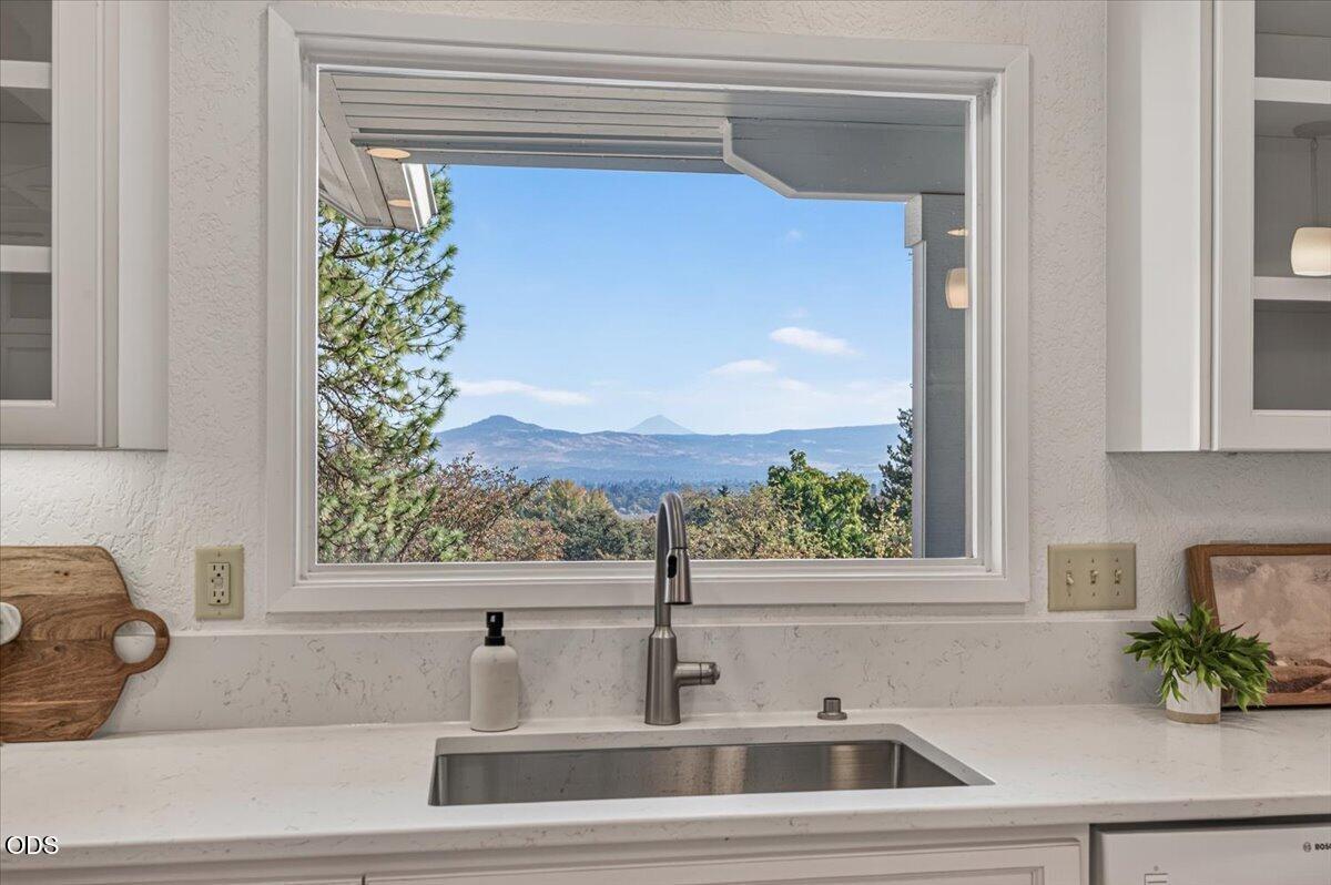 2094 Knowles Road Medford, OR 97501 - Photo 7 of 71 Gallery Image 7