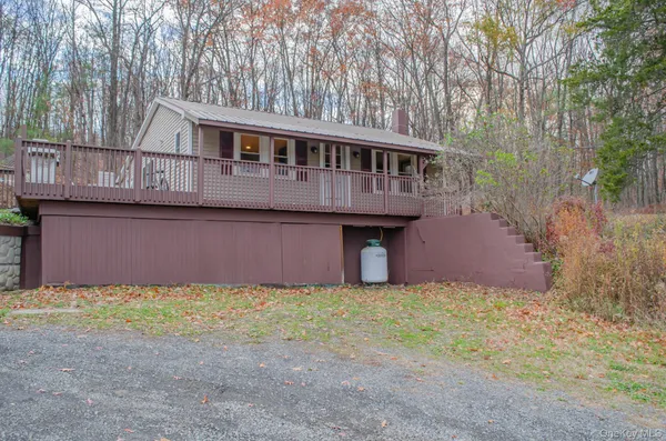 a view of an house with backyard and trees