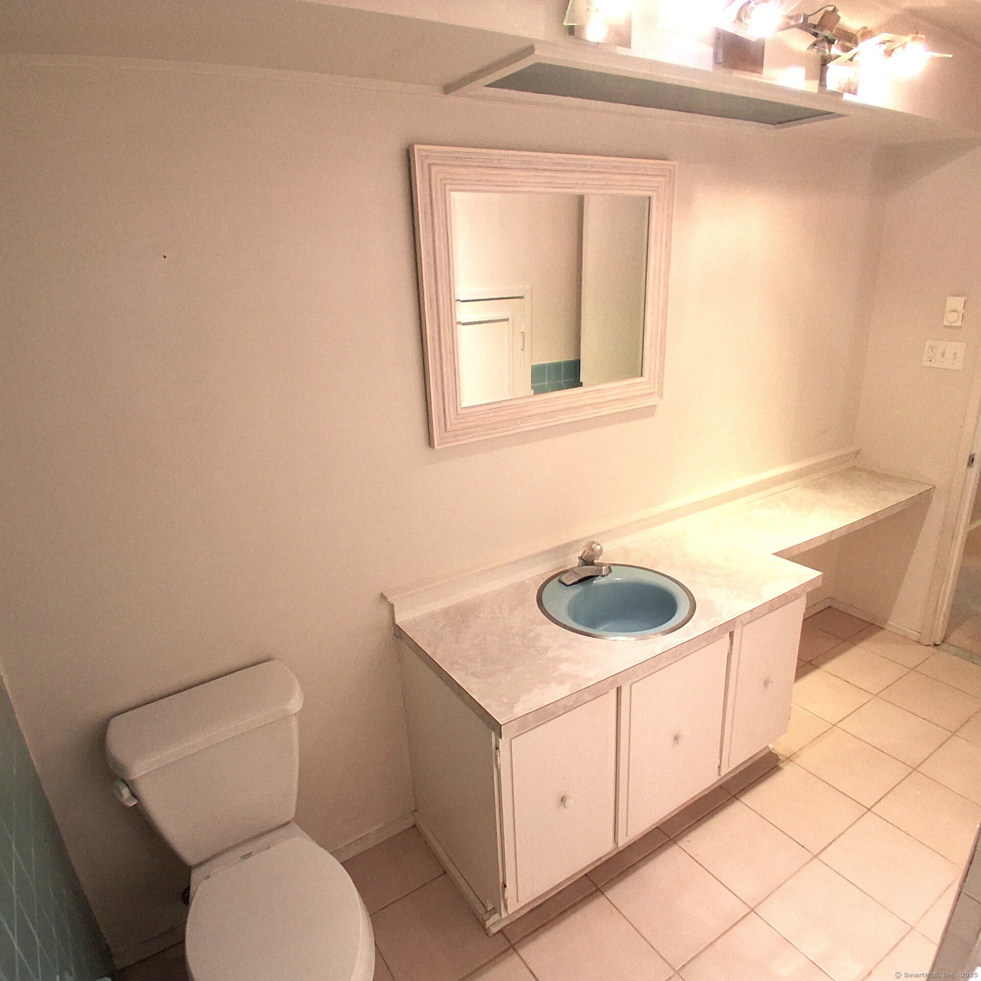 85 River Road, Unit B7 Essex, CT 06426 - Photo 18 of 23 a bathroom with a toilet a sink and a window