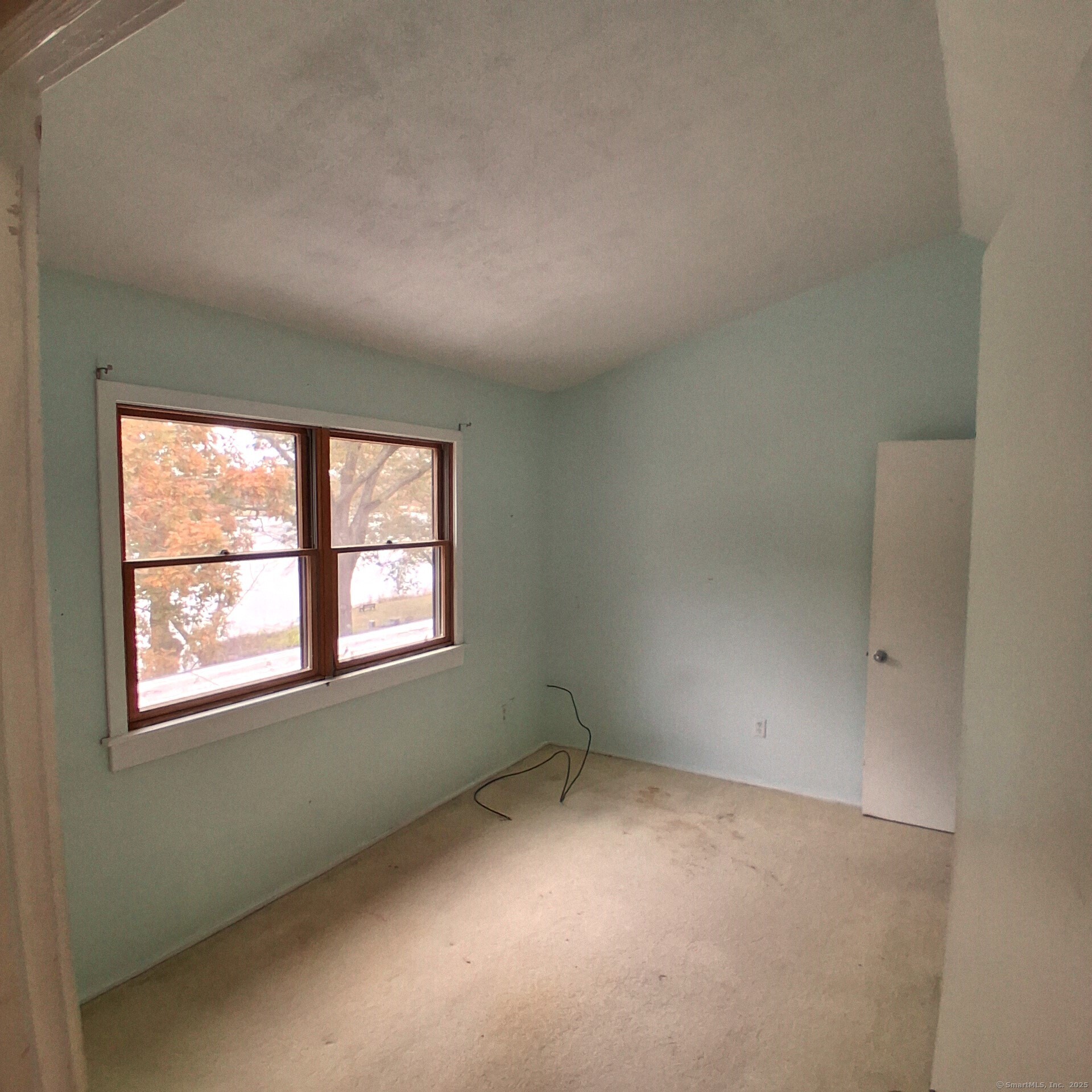 85 River Road, Unit B7 Essex, CT 06426 - Photo 21 of 23 an empty room with a window