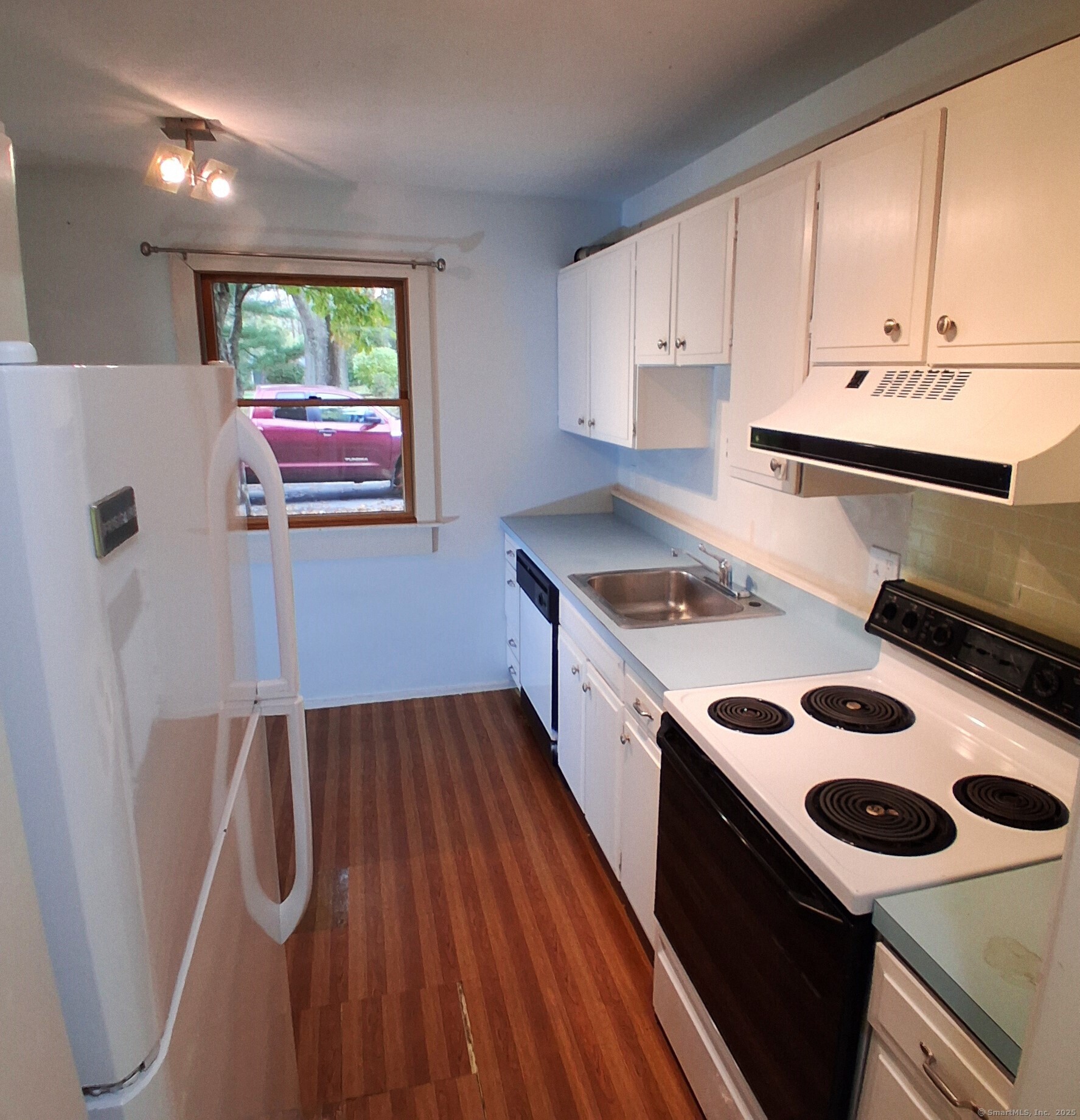 85 River Road, Unit B7 Essex, CT 06426 - Photo 8 of 23 a kitchen with a refrigerator and a stove