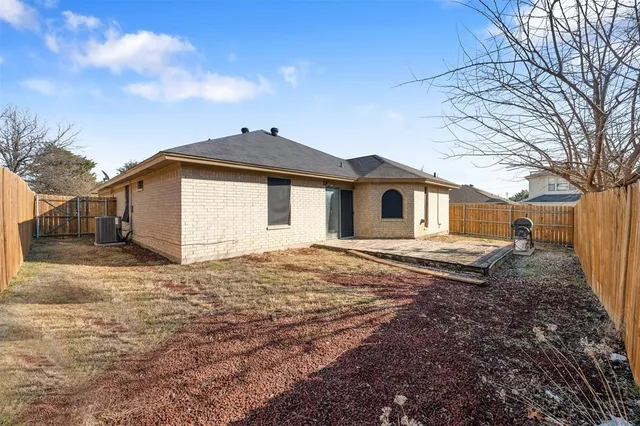 $290,000 | 720 Sandy Trail, Fort Worth, TX 76120