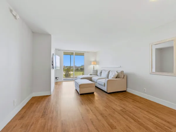 $2,300 | 5500 Northwest 2nd Avenue, Unit 519, Boca Raton, FL 33487