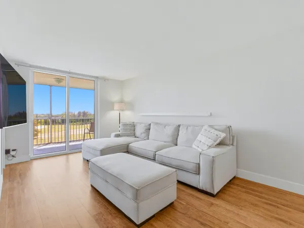 $2,300 | 5500 Northwest 2nd Avenue, Unit 519, Boca Raton, FL 33487
