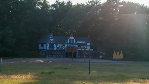 a view of a house with backyard