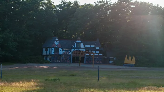 a view of a house with backyard