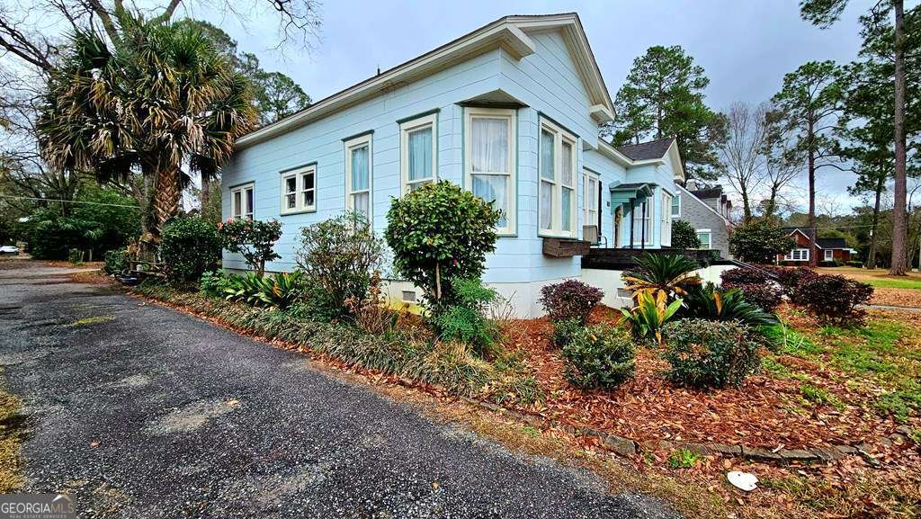 810 South Lee Street, Unit 3 Fitzgerald, GA 31750 - Photo 3 of 22 a front view of a house with garden