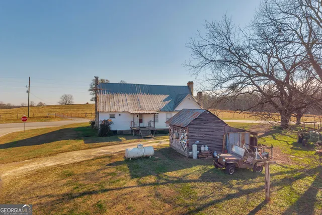 a view of a yard with a tree