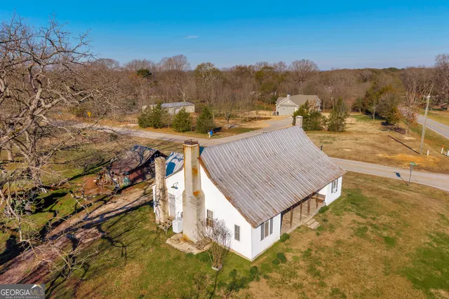 a view of yard with trees
