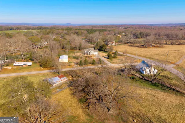 a view of a yard with a house