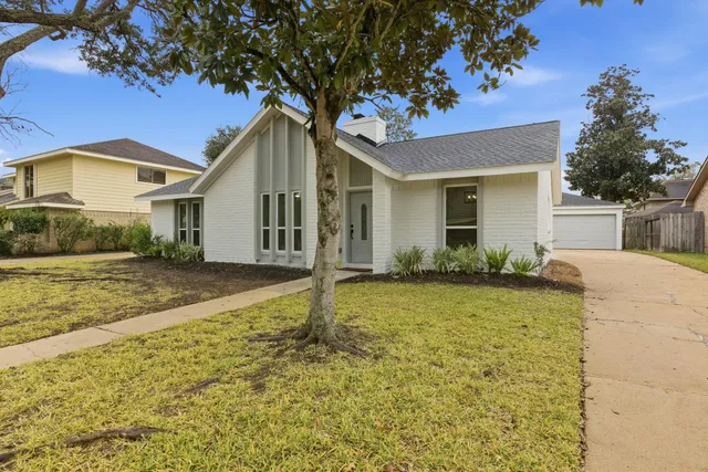 $2,600 | 2906 Colonial Drive, Sugar Land, TX 77479