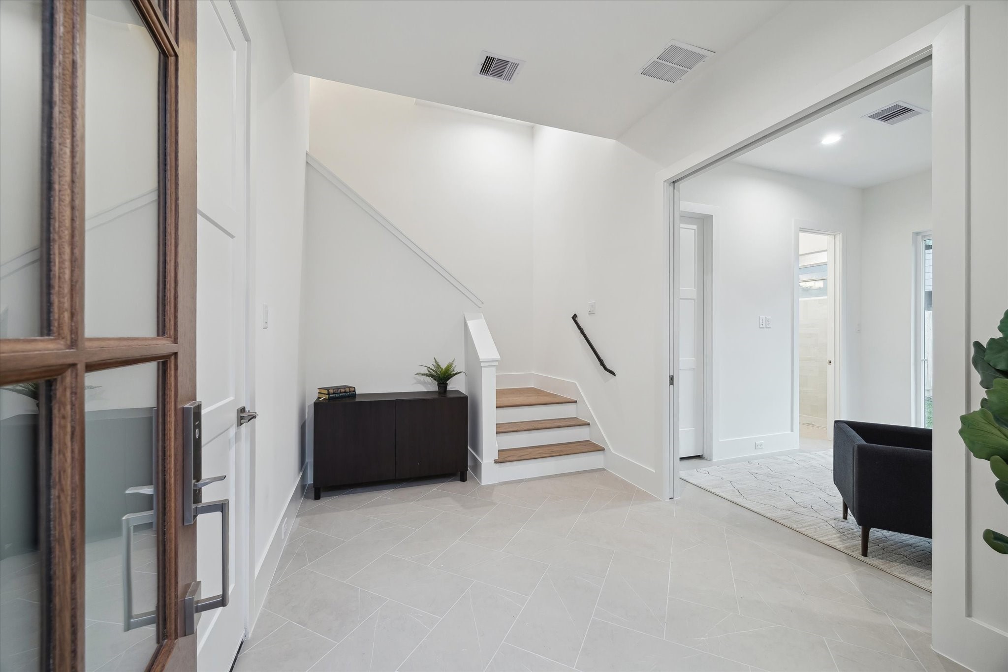 4229 Gibson Street Houston, TX 77007 - Photo 24 of 26 A welcoming and true entry foyer.