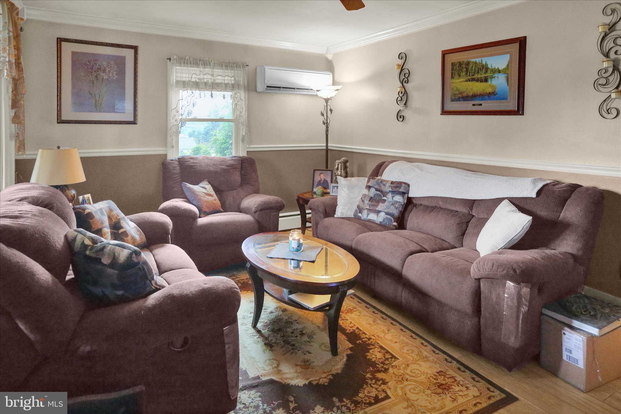 430 Summit Avenue Reading, PA 19607 - Photo 8 of 29 Living Room