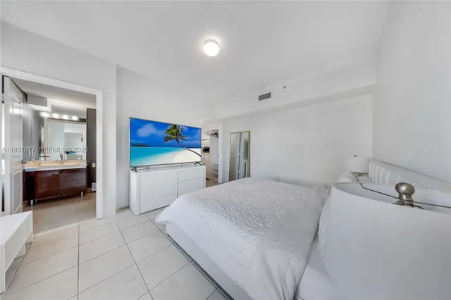 a en suite bathroom with a double vanity sink and a mirror