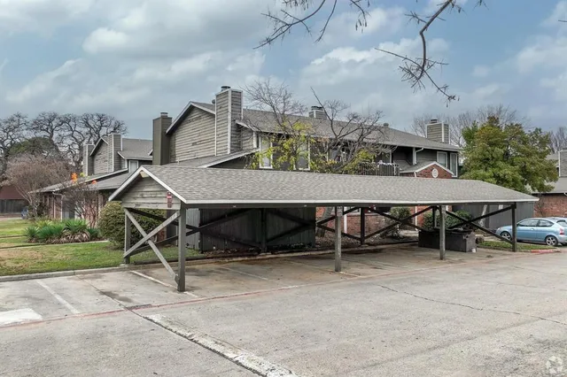 a view of a chairs and table in a backyard