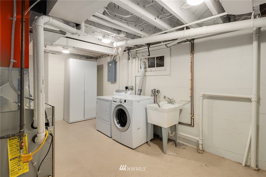 4706 West Ruffner Street Seattle, WA 98199 - Photo 25 of 27 a utility room with dryer and washer