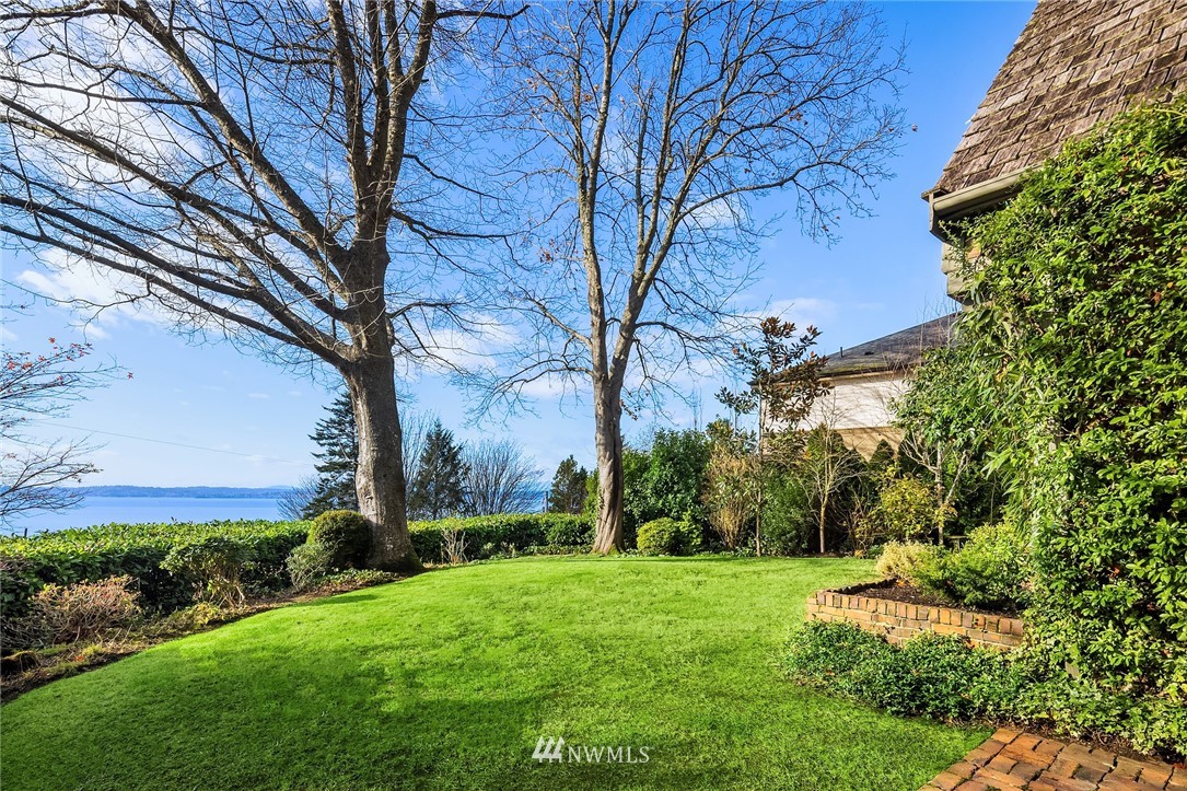 4706 West Ruffner Street Seattle, WA 98199 - Photo 7 of 27 a backyard of a house with lots of green space