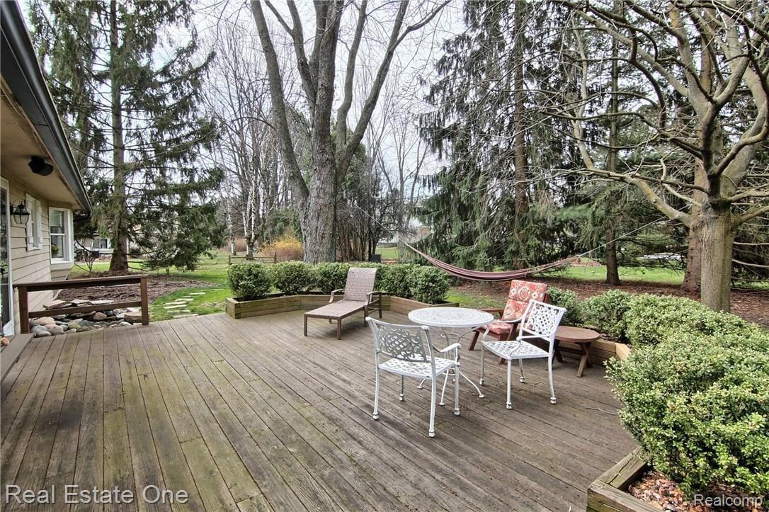 1626 Kingsmere Circle Rochester, MI 48309 - Photo 28 of 31 Deck.jpg