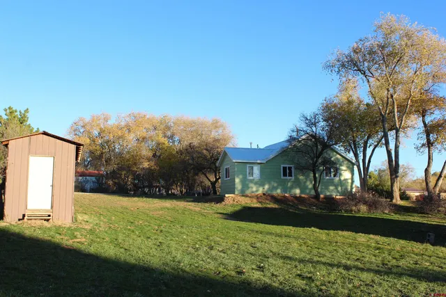 a view of a bench in a backyard