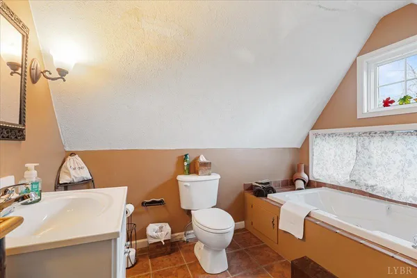 $1,100,000 | 1670-1694 Church Street, Appomattox, VA 24522