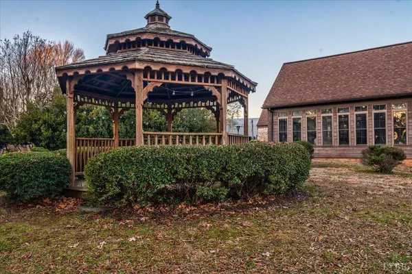 $1,100,000 | 1670-1694 Church Street, Appomattox, VA 24522