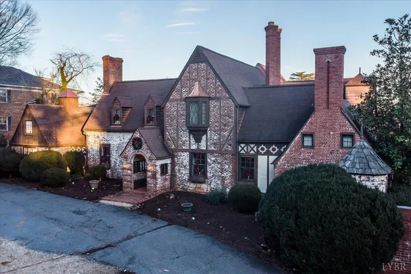 $1,100,000 | 1670-1694 Church Street, Appomattox, VA 24522