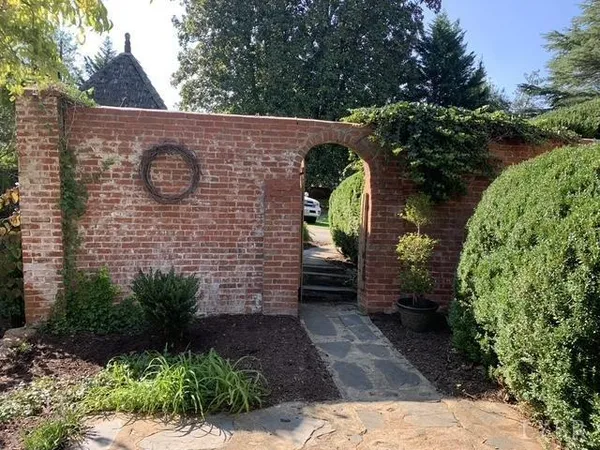 $1,100,000 | 1670-1694 Church Street, Appomattox, VA 24522