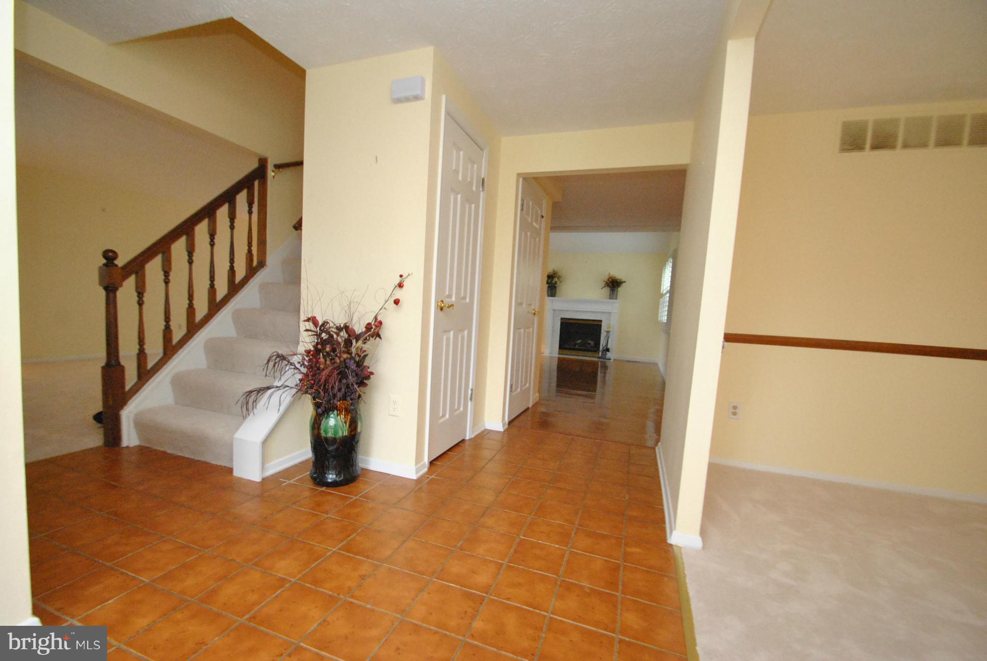 9421 Perglen Road Baltimore, MD 21236 - Photo 3 of 28 ENTRANCE / FOYER